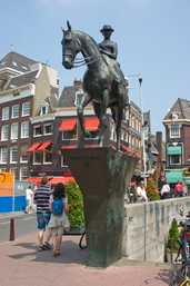 Koningin Wilhelmina, Amsterdam