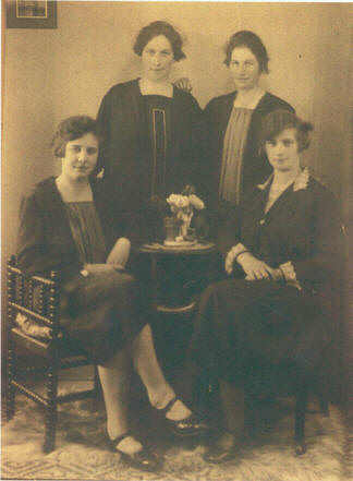V.l.n.r. Dien H., Marie J., Aleida G. en Marcelina H. van der Kroft