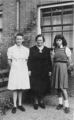 Aleida van der Kroft en haar dochters Marie en Annie