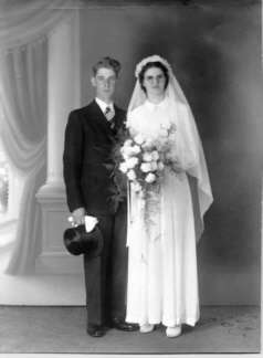 Huwelijksfoto Rein van der Krogt en Toos van der Sman, 17 juni 1942