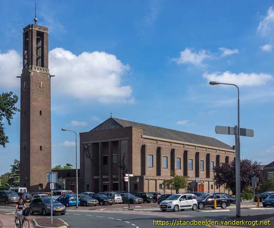 Emmeloord -  Ook de boom groeit naar het licht