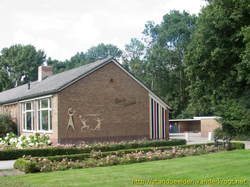 Tollebeek -  Maria met spelende Kinderen