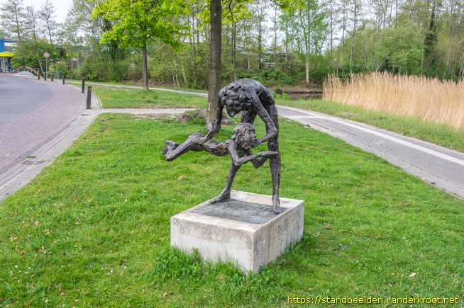 Drachten -  Moeder die haar kind leert zwemmen