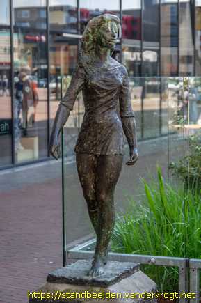 Drachten -  Meisje in mini