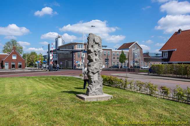 Drachten -  Stele met vogelreliëfs