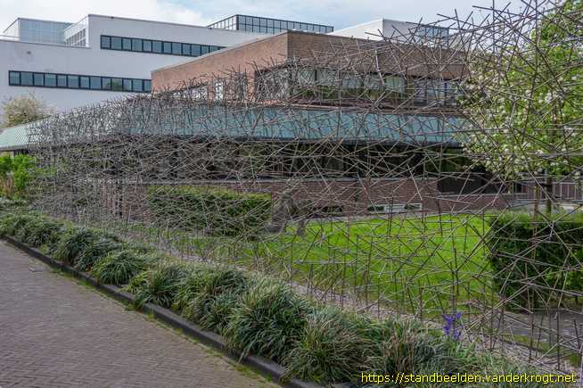 Drachten -  Knielende man