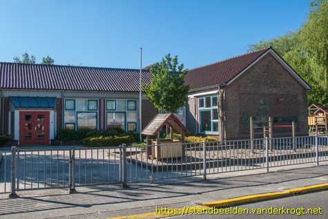 Barneveld -  Wandreliëf kinderen bij bron