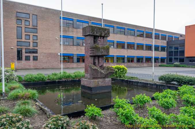 Culemborg -  Sculptuur Koningin Wilhelmina College