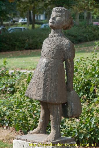 Nijmegen -  Meisje met schooltas