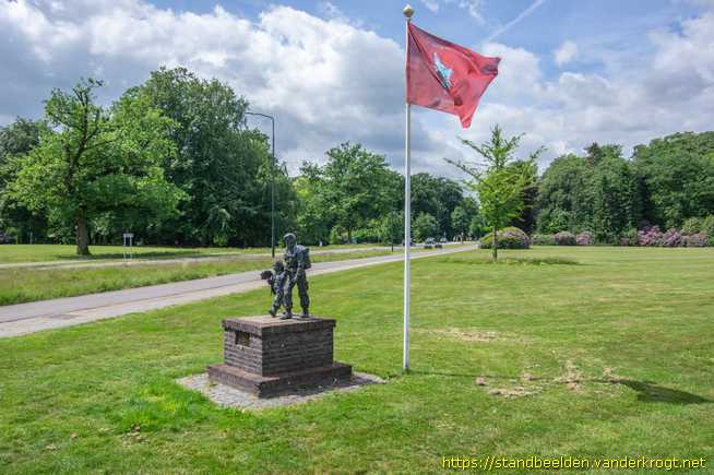 Oosterbeek -  Soldaat met bloemenmeisje