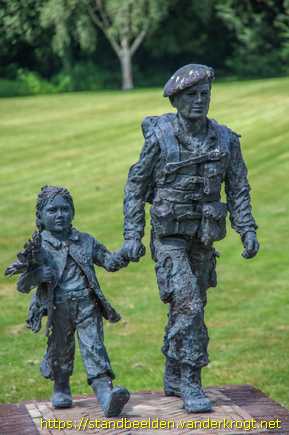 Oosterbeek -  Soldaat met bloemenmeisje