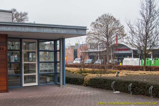 Tiel -  Moeder leert kind lopen