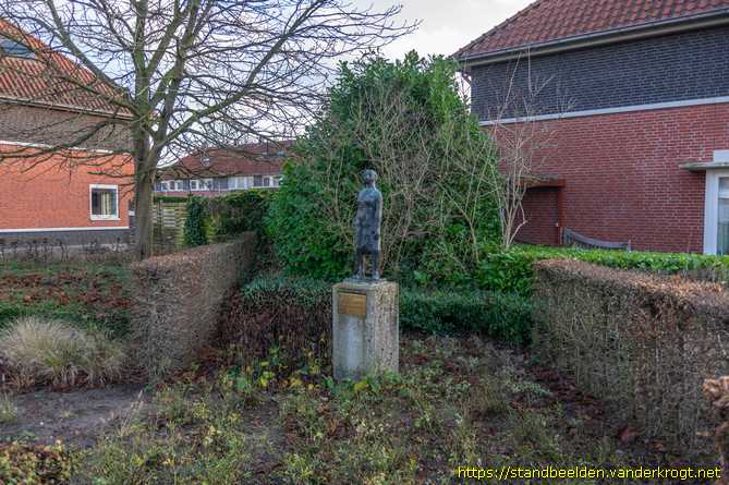 Zevenaar -  Staand meisje - "Anne Frank"