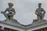 Twee knielende figuren: Water en bos