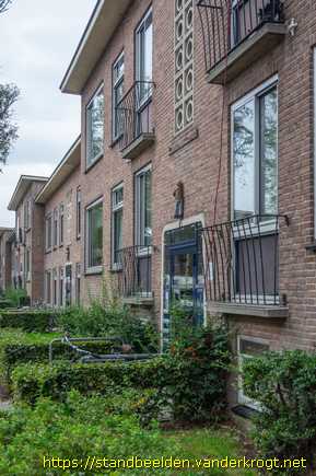 Groningen -  Portiekdecoratie Beroepen Scheldestraat