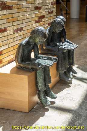 Hoogezand -  Drie lezende kinderen