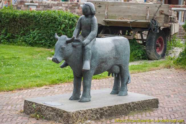 Westeremden -  Meisje op koe