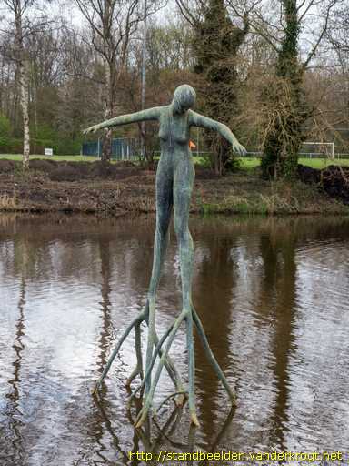 Winschoten -  Vrouw op takken