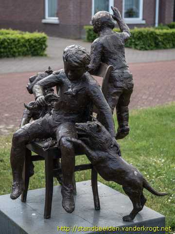 Beesel -  Spelende kinderen op stoel met hond