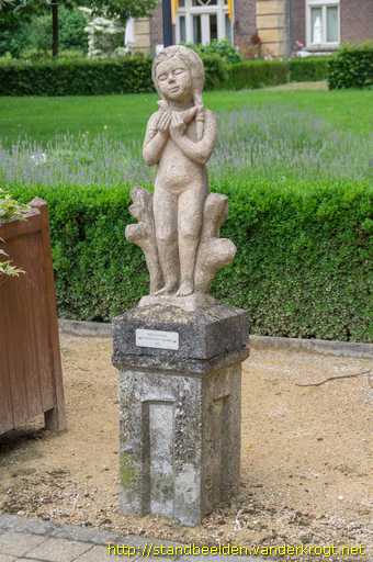 Heerlen -  Meisje met duif