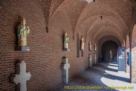 Horst -  Heiligenbeelden in atrium Sint Lambertuskerk