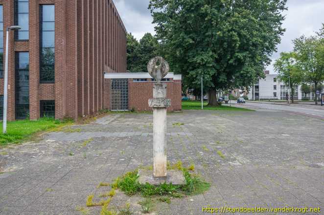 Maastricht -  Haan met kippen