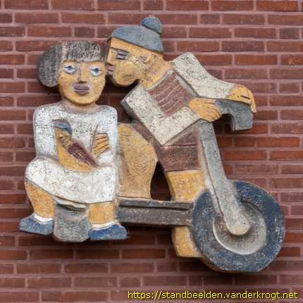 Bunde - Jongen met step en meisje met pop
