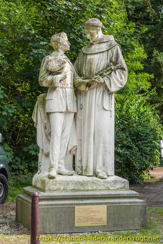 Vlodrop-Station -  Franciscaan met student