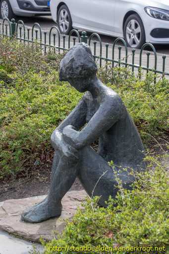 Venlo -  Zittende  vrouw