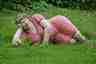Liggende vrouw in rode jurk