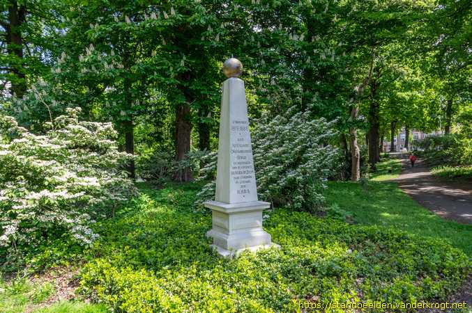 Bergen op Zoom -  Gedenknaald 75 jaar koninkrijk