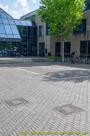 Best -  Gemeentewapen met Sint Odulphus op putdeksels