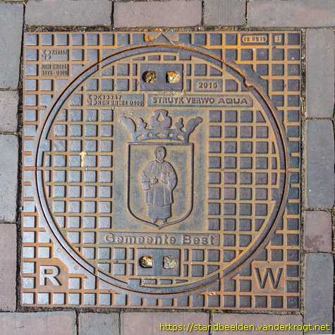 Best -  Gemeentewapen met Sint Odulphus op putdeksels