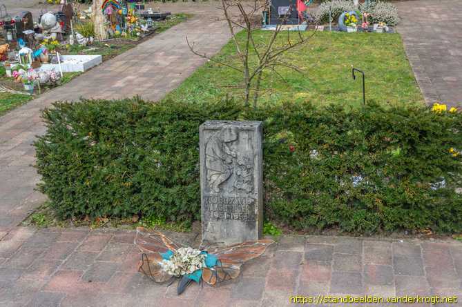 Breda -  Jongen met speelgoedautootjes