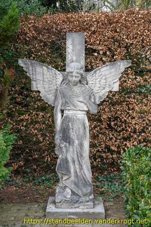 Breda - Staande engel voor kruis