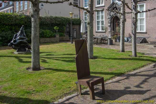 Breda -  Stoel met gevouwen leuning