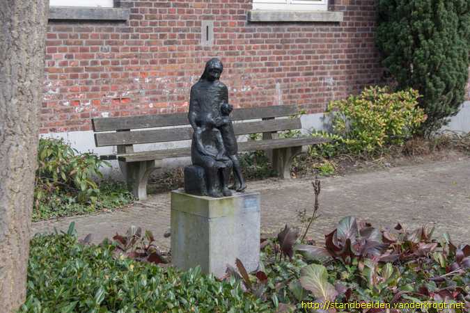 Budel -  Kloosterzuster met vrouw en kind
