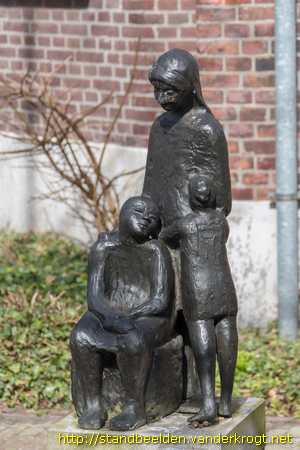 Budel -  Kloosterzuster met vrouw en kind