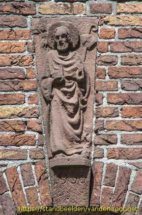 Lage Zwaluwe -  Reliëfs meisjesschool