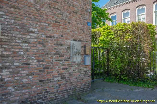 Lage Zwaluwe -  Gedenksteen Zusters van Moerdijk