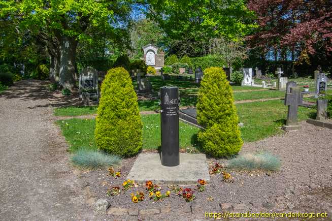 Lage Zwaluwe -  Monument ongedoopte kinderen(?)