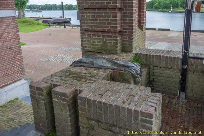 Grave -  Monument aan de Maaskade