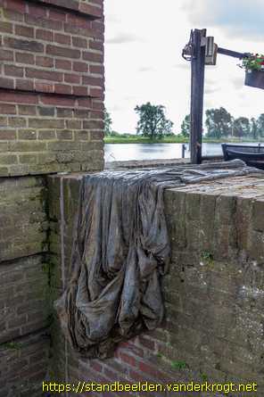 Grave -  Monument aan de Maaskade