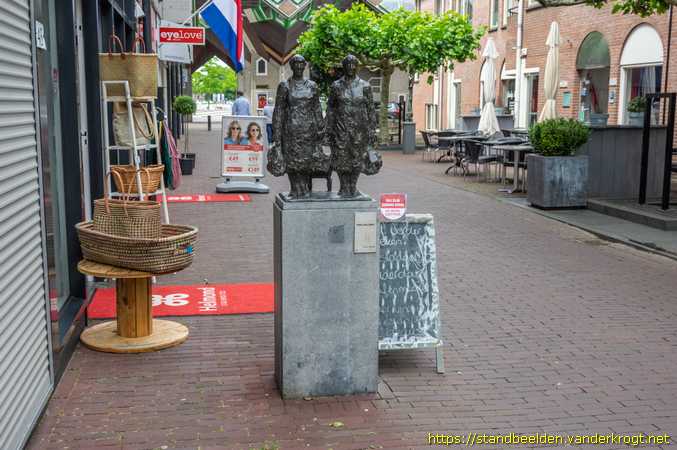 Helmond -  Winkelende Dames ('Boodschappen doen')