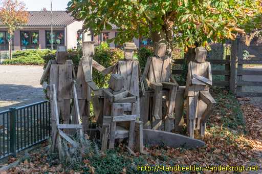 Langenboom -  Vijf houten figuren