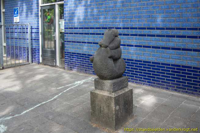 Oosterhout -  Kind zittend op een eend