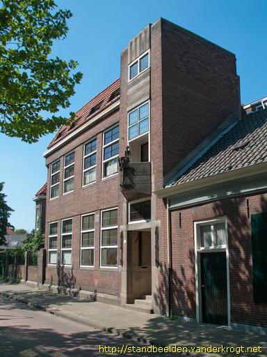 Tilburg -  Zittend figuurtje