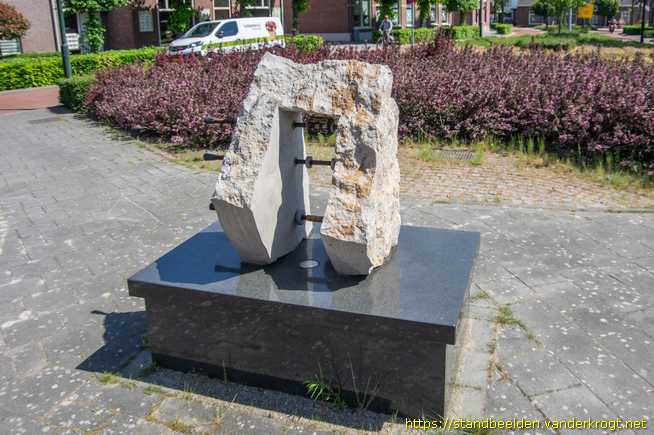 Valkenswaard -  Kunstwerk met 'gebedsrollen'