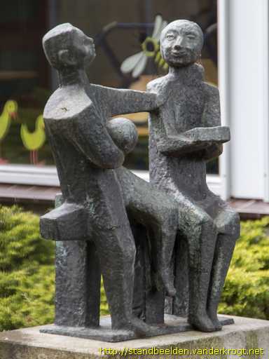 Waalwijk -  Kinderen met bal en boek
