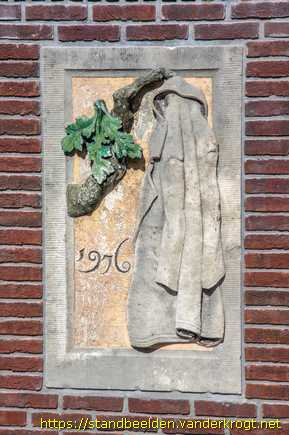 Alkmaar - Jas aan een boomtak